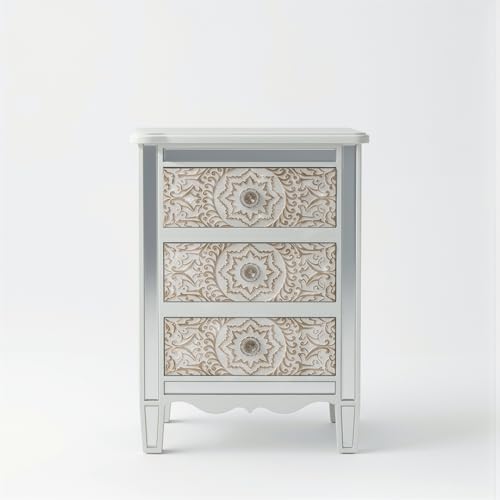 DESIGN BOHO-CHIC ELEGANTE: Comodino decorativo con tre cassetti caratterizzati da raffinati intagli ornamentali a bassorilievo che combinano motivi floreali e geometrici, creando un elemento d'arredo distintivo che valorizza ogni ambiente con personalità