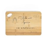 🥂 Cadeau romantique personnalisé – Offrez une planche gravée « Notre petit apéro en amoureux » avec les prénoms du couple pour un cadeau unique et plein de tendresse. 🌿 Bambou naturel durable – Fabriquée en bambou massif, cette planche est élégante, résistante et respectueuse de l’environnement. ✨ Gravure laser artisanale française – Réalisée dans notre atelier Bébé Panda, la gravure est fine, précise et permanente, pour un rendu naturel et raffiné. 🍽️ Parfaite pour les moments à deux – Idéale pour présenter un apéritif, un plateau de fromages ou de charcuterie lors d’un dîner en amoureux.