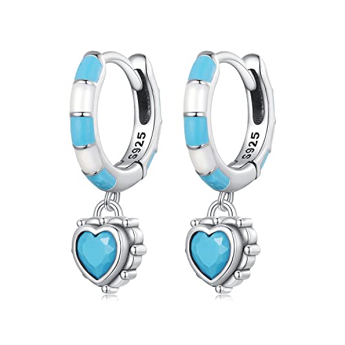Boucles d'oreilles huggie délicates aux détails de croix et disque texturé