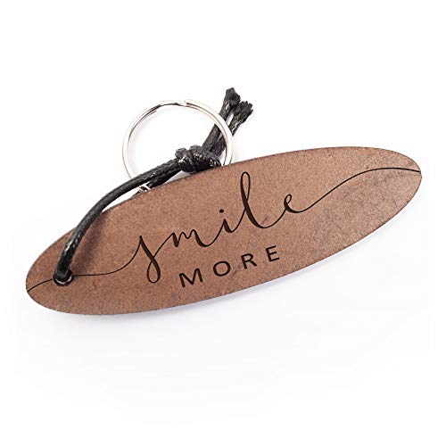 Kreative Feder Schlüsselanhänger aus Echtleder mit Gravur im Used Look | Smile More | oval ca. 85x25x3mm - Geschenk für Familie und Freunde | SAH013 Cover