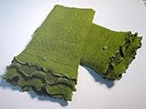  Armstulpen/Pulswärmer aus grüner Walkwolle (Walk, Walkstoff); Rüsche, Charm (winziges Blumchen)