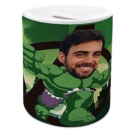 LolaPix Hucha Infantil Personalizada. con Nombre y Foto. Regalos Personalizados. Huchas Originales. Cerámica Tapón Inferior. Monedas. 9x8cm. Hulk | Ya disponible en tu tienda friki favorita! En mundofriki.es!