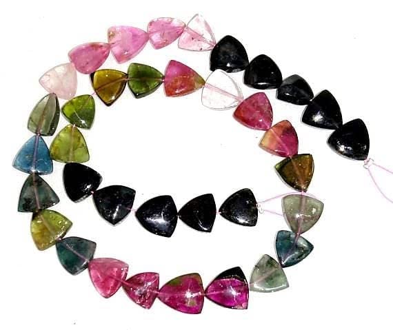 Tourmaline triangle lisse 7,5-8,5 mm de forme géométrique stable pour montage fluide