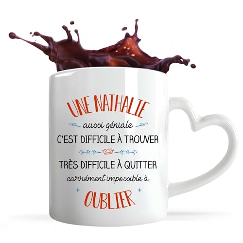 Planetee Tasse anse Coeur Nathalie aussi géniale | Mug avec anse en forme de Coeur | Idée Cadeau Prénom Surnom Nom de Famille Humour Collègue Travail Anniversaire Noël