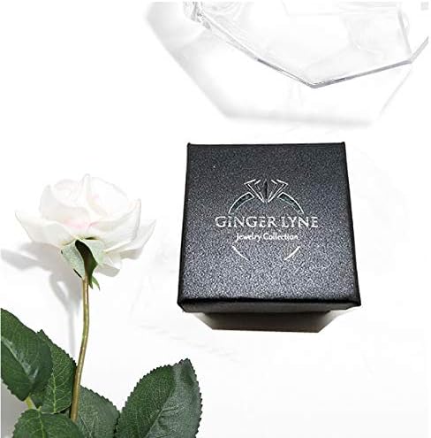 Vista 4 de Pendientes de perrito con diseño de perrito de Labrador dorado de la colección Ginger Lyne.