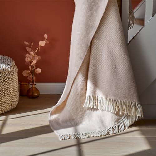 URBANARA 140x220 cm Wolldecke Gotland Zartrosa/Creme — 100% Reine skandinavische Wolle — Ideal als Überwurf, Plaid oder Kuscheldecke für Sofa und Bett — Warme Decke aus Schurwolle mit Fransen