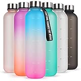 【Perfekte Größe für Wasserflasche】1000 ml / 1 L Trinkflasche, geeignet zum Verstauen in der Seitentasche von Rucksack, Sportrucksack, Auto usw. Die Größe sorgt dafür, dass Sie genug Wasser haben, wenn Sie trainieren oder ausgehen. Trinkflasche Sport ist der perfekte Partner für Fitness, Tennis, Camping und Büro.