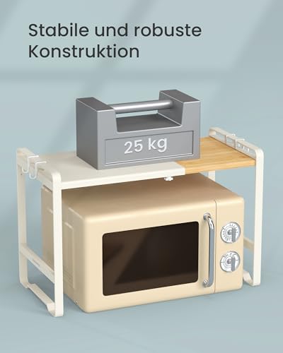 SONGMICS Erweiterbares Mikrowellen Regal, Mikrowellenständer, 41,5-64 cm verstellbare Breite, Küchenregal für Arbeitsplatte, Stahl und Bambus, 4 Haken, cremeweiß-naturbeige KCS060W01