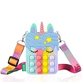 😎【Materiale di alta Qualità】: La rari antistress borsa popit antistress giocattoli è realizzata in silicone liquido di alta qualità, con superficie in gomma liscia, pulsanti in gomma morbida, durevole, non facile da danneggiare e riutilizzabile. Pop borsa it a tracolla e ​anche facile da pulire e può essere immersa in acqua senza timori.