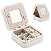 Vee Schmuckkästchen Reise,Kleine Schmuckschatulle für Damen,Reiseschmuckaufbewahrung mit Spiegel,PU-Leder Schmucketui Schmuckbox Jewelry Box für Ringe,Armbänder ,Ohrringe,Halskette,Geschenk (Weiß)