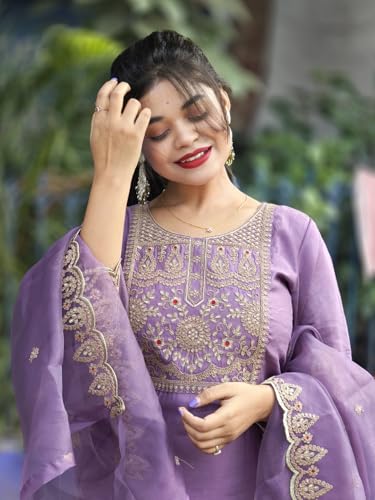 Image of VredeVogel Women's Silk Blend Embroidered Kurta with Pant & Silk Chiffon Dupatta Set