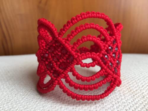 Brazalete ancho rojo macramé hecho a mano con cuentas de cristal a juego.Mide aprox.18 cm. de largo y 5 cm. de ancho.Cierra con botón