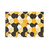 Matériau de haute qualité et durable : le set de table géométrique en nid d'abeille HJFCZH Bee est fabriqué en tissu épais infroissable avec une forte résistance à la chaleur, protégeant efficacement les tables des meubles des rayures à haute température. Durable et indéformable, conservant une texture nette même après une utilisation à long terme.