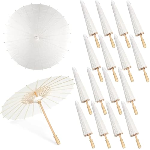 Sombrillas de papel blanco para evitar el sol en bodas de exterior