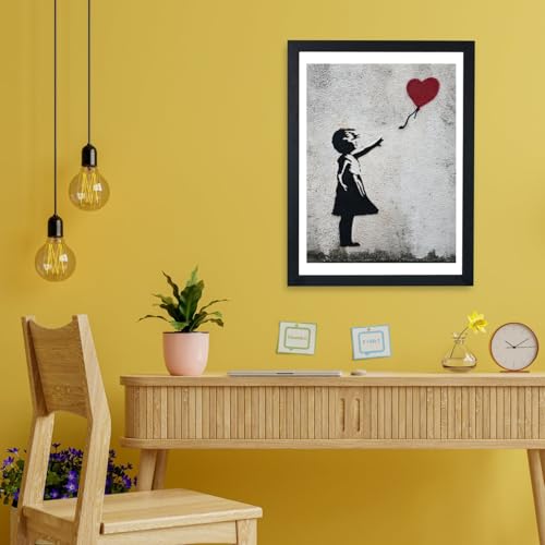 Fille avec ballon affiche encadrée Spiffing Prints cadre déco murale noire - 2