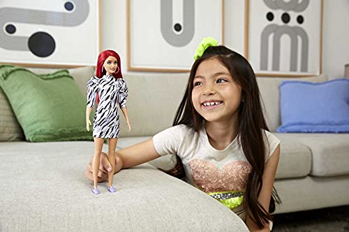 Barbie GRB56 - Fashionistas Puppe (kurze rote Haare) mit Zubehör, mit Kleid und Schuhen, Spielzeug für Kinder von 3 bis… – Bild 3