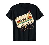 Presenta una musicassetta vintage con matita per riavvolgere e strisce arcobaleno; omaggio senza tempo ai suoni analogici, alle registrazioni casalinghe e ai brani radio; ottimo per concerti, fiere del vinile, karaoke, viaggi on the road e party 80 o 90.