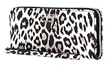 ¡Esta deliciosa GUESS monedero es una llamativo absoluta! El diseño emocionante y el material fino hacen de este monedero un accesorio irresistible que no querrás perderte. En el interior, un diseño de compartimento clásico está a su disposición. Dimensiones: 20.5 x 10 x 2.5 cm