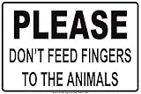 Placa de advertencia para decoración de pared, con texto en inglés Please Do Not Feed Fingers to the Animals Gag Jokes Funny NoticeTin Sign Decoración para patio y oficina Señal de seguridad al aire