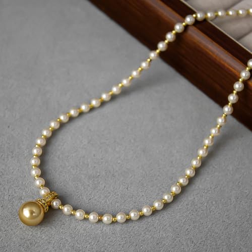 Petite perle dorée sur collier de perles fines d'hiver pour pull col roulé