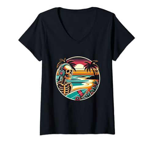 Mujer Retro Skeleton Surfer surfeando en la playa en verano Camiseta Cuello V