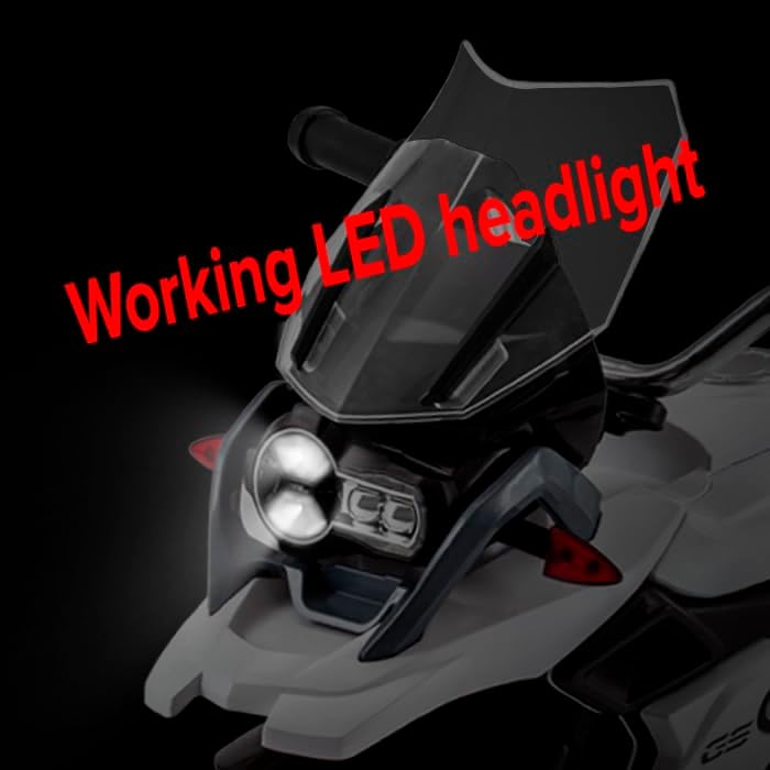 Primo piano della parte anteriore della Rollplay BMW R1200 GS che mostra il faro a LED funzionante e acceso.