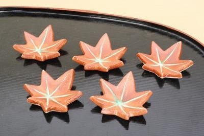 Amazon｜陶器 キッチン 雑貨 陶製 季節の器 紅葉 箸置揃 もみじ型