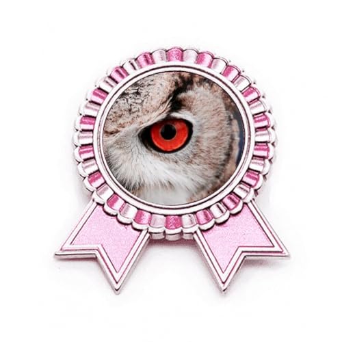 Badge broche hibou rose format moyen en métal pour célébrer les réussites lors d'un anniversaire