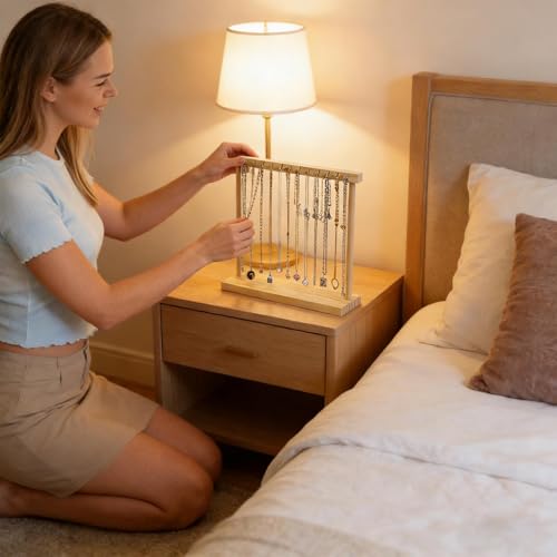 Soporte para collares antienredos con ganchos de madera para solucionar el caos en tu cómoda 3
