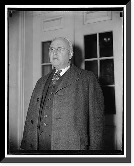 Washington, D.C., 1 de noviembre Frank Duffy, miembro del comité nacional demócrata de Vermont, dejando la Casa Blanca hoy después de una llamada al