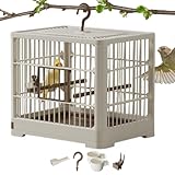 Protection de sécurité : conçue avec une porte d'entrée sécurisée, notre cage à oiseaux de voyage assure la sécurité de vos amis à plumes tout en offrant une large porte d'alimentation qui est facile à remplir, évitant les fuites mais pratique pour l'entrée et la sortie.