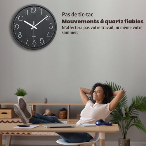 Plumeet Horloge Silencieuse, Horloges Silencieuse en Quartz de 25cm, Alimenté par Piles, Style Moderne Désigné pour Maison, Bureau et école, Noir – vue 3