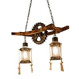Design steampunk audacieux : ce lustre industriel en bois combine une roue dentée centrale avec des lanternes rustiques, ajoutant une ambiance steampunk saisissante à toute maison de style ferme.