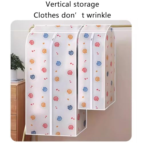 Housse de cintre pour garde-robe ordonnée lors du rangement de vos manteaux en été