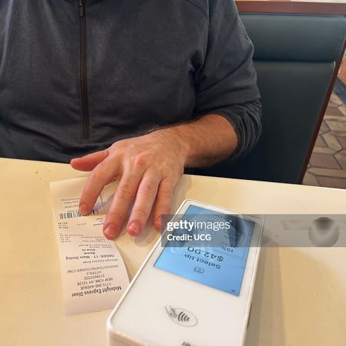 Do Celebrities Tip Better or Worse? Podcast Por  arte de portada