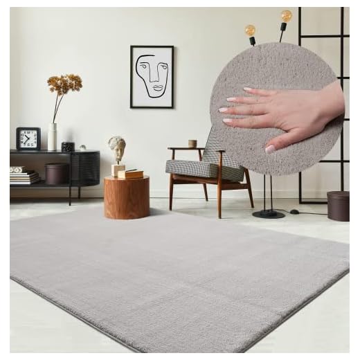 the carpet Relax kuscheliger Kurzflor Teppich, Anti-Rutsch Unterseite, Waschbar bis 30 Grad, Super Soft, Felloptik, Sand, 200 x 280 cm