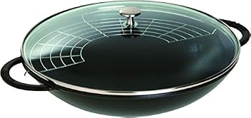 Wok aus Gusseisen von STAUB mit Glasdeckel