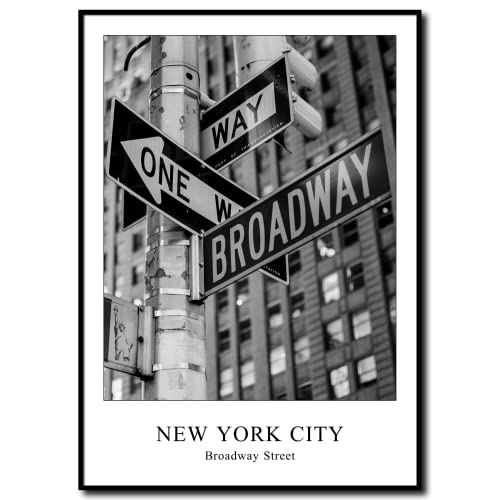 daazoo Rahmenbild New York Broadway | Wandbild mit Rahmen | Der Broadway ist die älteste und mit mehr als 25 km die längste Nord-Süd-Durchquerung Manhattans | schwarz weiß | 50 x 70 cm