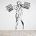 Naklejka ścienna kulturysta siłownia sport mięśnie kobieta ze sztangą naklejka ścienna do wystroju siłowni użyj winylowej sztuki dekoracyjnej Mural 84x73cm