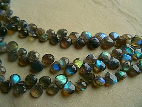 Labradorite flashy de qualité supérieure en cœurs facettés précieux