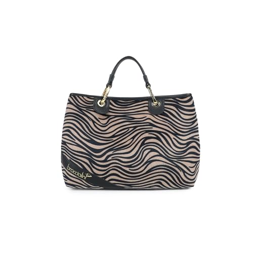Borsa a mano di grandi dimensioni in materiale effetto cavallino dalla fantasia zebrata. Con doppi manici, chiusura con clip e tracolla in nastro logato rimovibile e regolabile che ne permette la doppia portabilità. All'interno una pochette totalmente estraibile e utilizzabile come seconda borsa a cui è possibile agganciare la tracolla a nastro. I dettagli in similpelle nera, le finiture dorate e la tracolla logata removibile aggiungono un tocco sofisticato e contemporaneo.