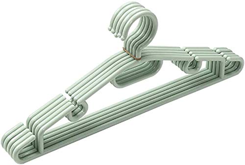 Cintres en plastique vert MU pour optimiser les penderies encombrées et gagner de la place