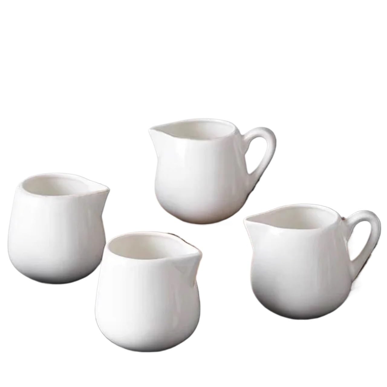 Mini jarra de leche para el desayuno con café espresso en casa