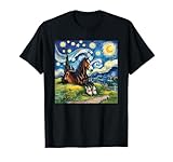 Una elegante ilustración de caballo Shire noche estrellada que combina un color celestial arremolinado con imágenes clásicas del campo. Ideal para los fanáticos de las obras de arte de caballos, temas pastorales y escenas nocturnas artísticas.