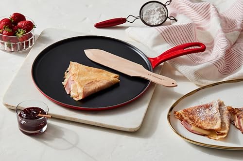 Foto von Le Creuset Gusseisen-Crêpespfanne, Inkl. Holzschieber, Ø 27 cm, Rund, Für alle Herdarten inkl. Induktion geeignet, Cerise, 20136270600460