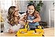 Kinetic Sand Baustellen Koffer - mit 907 g original magischem kinetischem Sand aus Schweden, Baustellenfahrzeug und Zubehör für kreatives Indoor-Sandspiel, für Kinder ab 3 Jahren