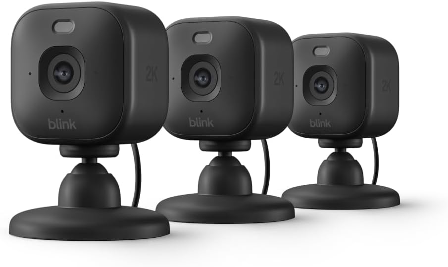 Blink Mini 2K+ (modelo más nuevo) – Cámara de seguridad interior enchufable para hogar y mascotas con resolución de video 2K, visión nocturna, audio mejorado, detección de movimiento – 3 cámaras (negro)