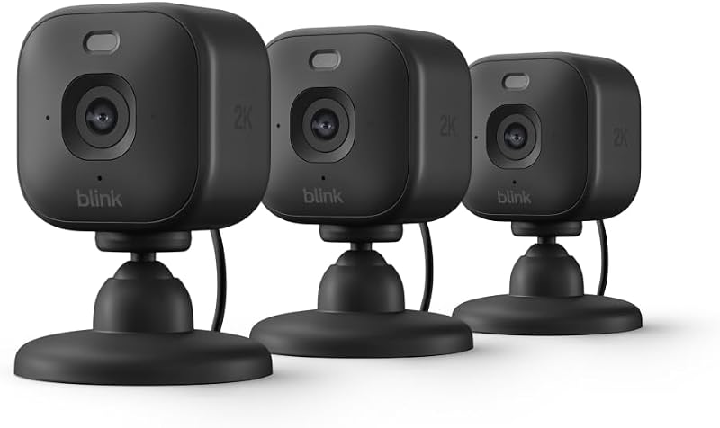 Blink Mini 2K+ (modelo más nuevo) – Cámara de seguridad interior enchufable para hogar y mascotas con resolución de video 2K, visión nocturna, audio mejorado, detección de movimiento – 3 cámaras (negro)