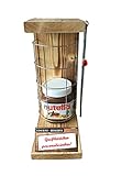 Der Beschenkte muss erst mal mit der im Lieferumfang enthaltenen Säge das Gitter zerschneiden, um an den Inhalt zu gelangen, oder als bleibende Erinnerung Eyecatcher im Wohnzimmer oder Bar platzieren