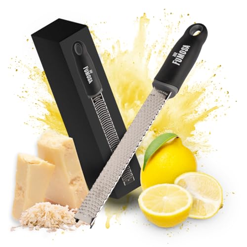 FUMOSA »CUCINA« Zester und Parmesanreibe, inkl. Gummifüßchen, Schutzhülle, Soft-Griff | Küchenreibe Zitronenreibe Ingwerreibe Zesterreibe Nussreibe